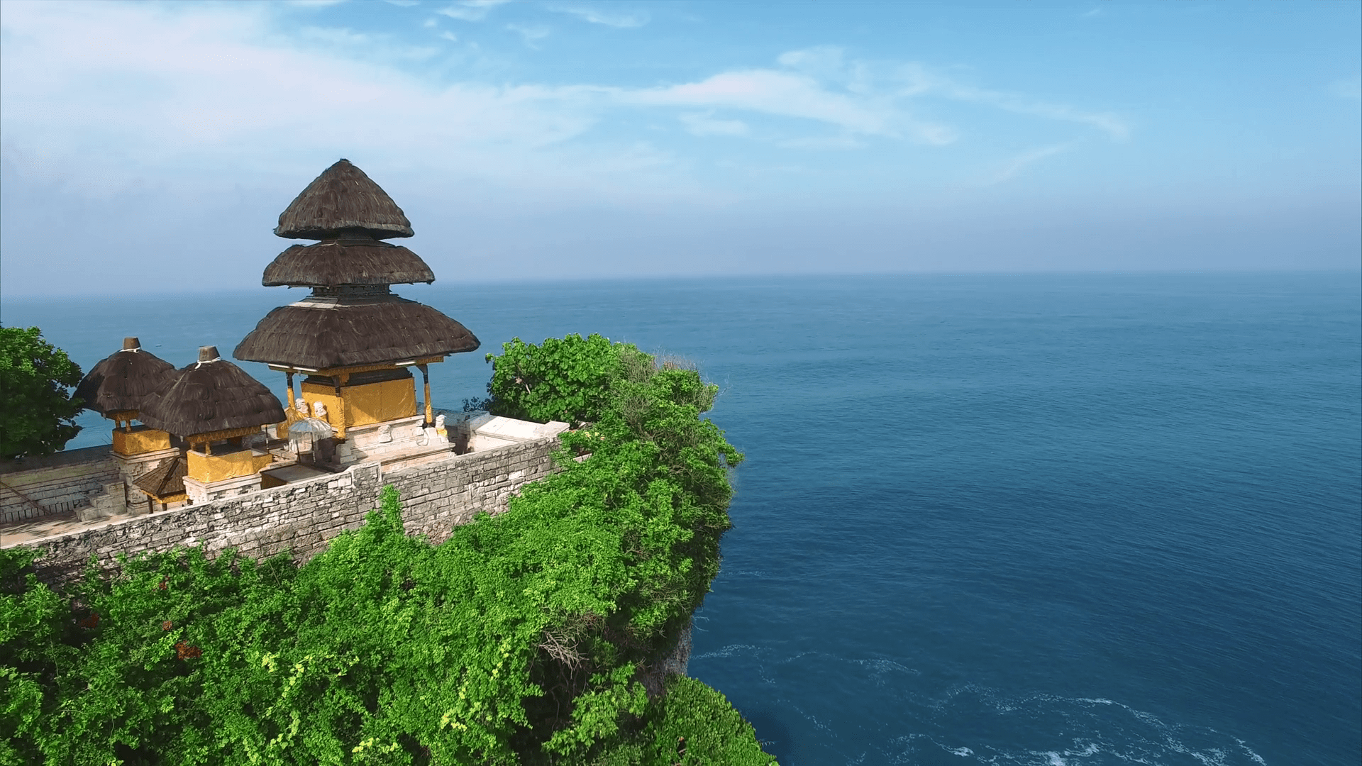 pura-uluwatu-temple-stone-cliffs-ocean-waves-and-oceanscape-bali-indonesia_rpckqesml_thumbnail-full01